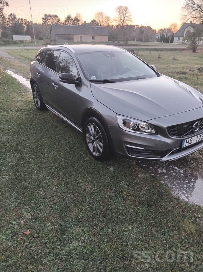 2017 Volvo V60 2