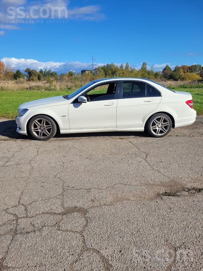 2011 Mercedes-Benz C220 2