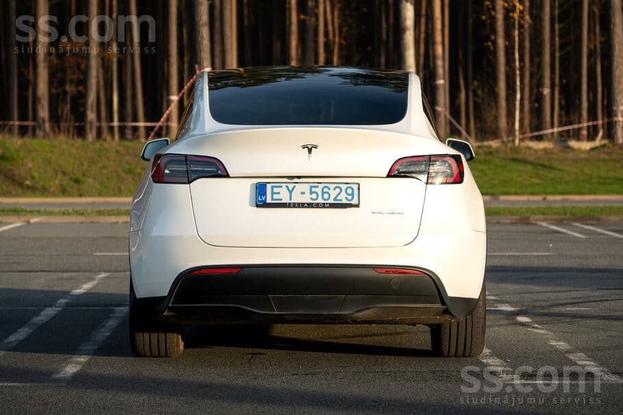 2023 Tesla Model Y 2