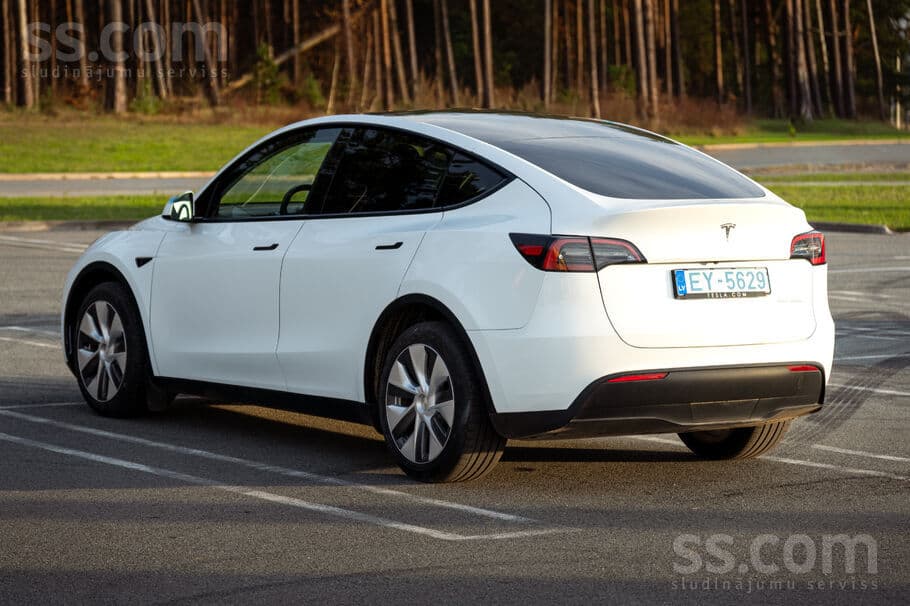 2023 Tesla Model Y 4