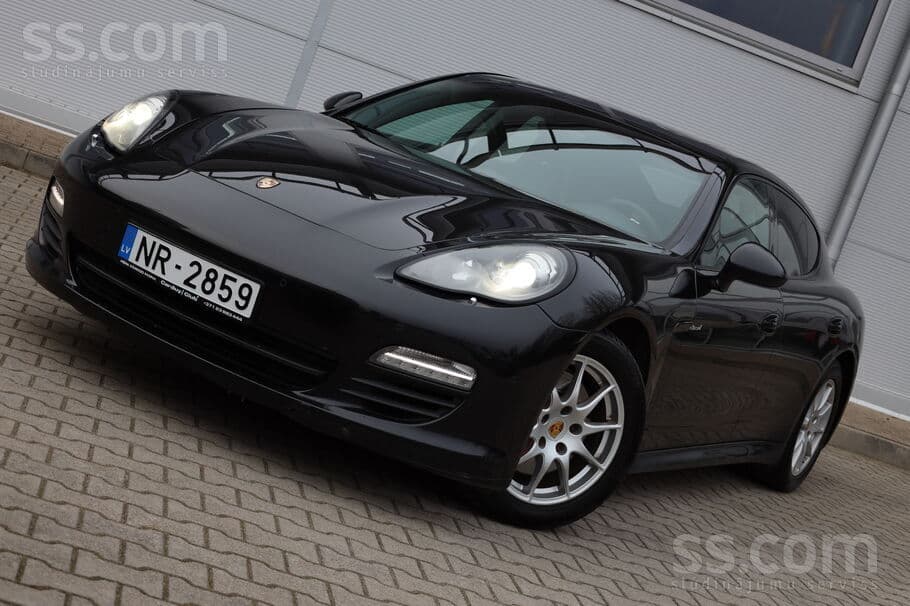 2012 Porsche Panamera 2