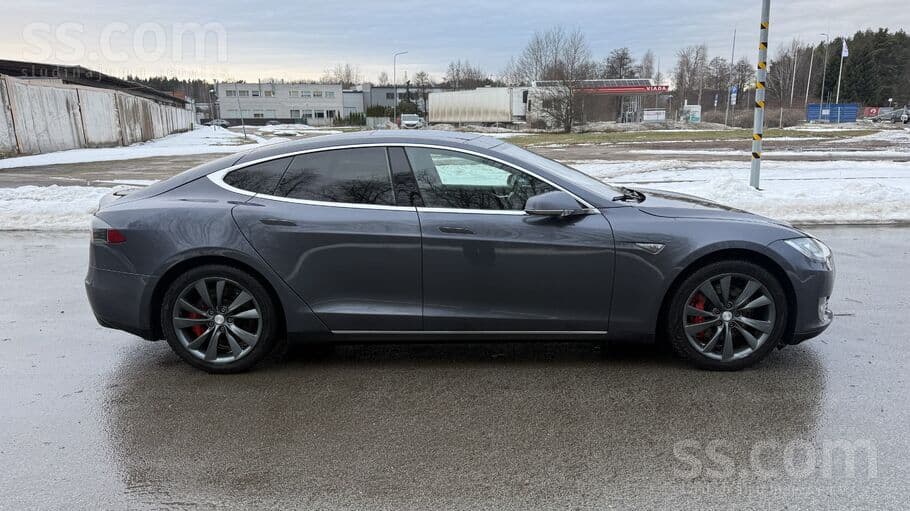 2015 Tesla Model S 2