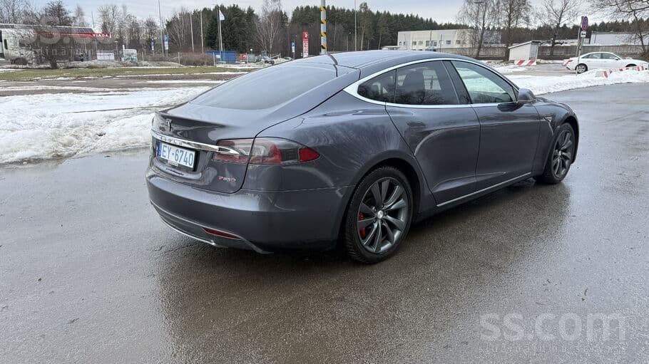 2015 Tesla Model S 3