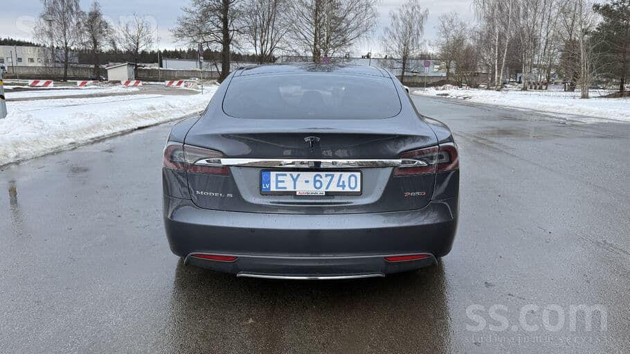 2015 Tesla Model S 4