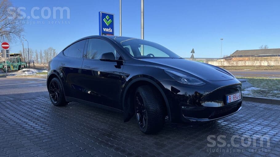 2023 Tesla Model Y 2