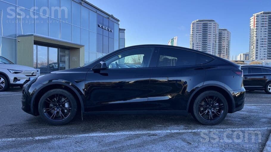 2023 Tesla Model Y 4