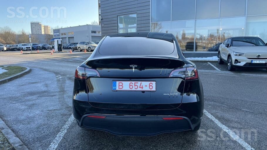 2023 Tesla Model Y 5