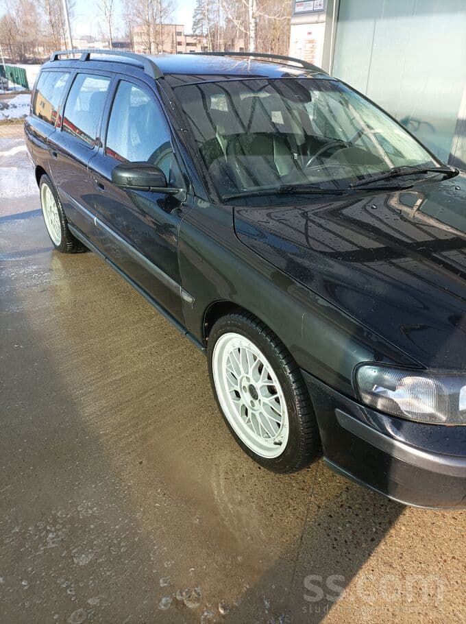 2004 Volvo V70 2